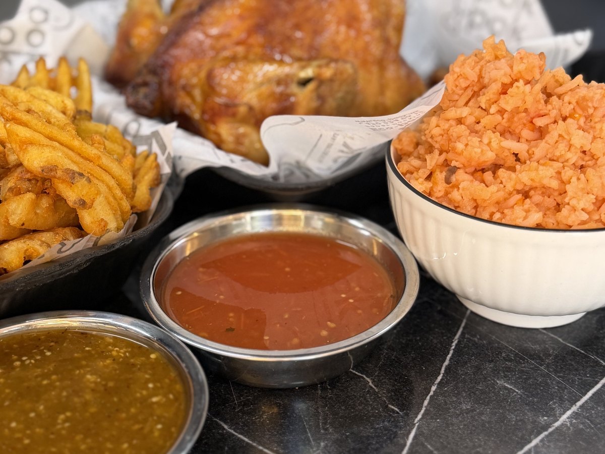 Pack La Mesa de los Domingos con pollo completo, tortillas, arroz, papas y salsas