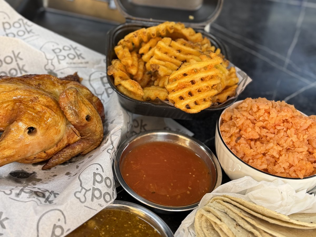 Pack El Antojo Sin Culpa con pollo rostizado, arroz, papas y salsas