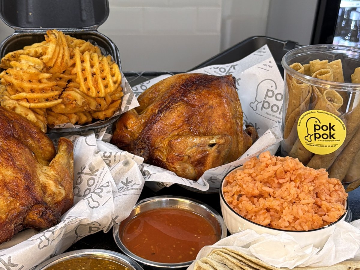 Pack El Festín Pok Pok con dos pollos, flautas, tortillas, arroz, papas y salsas