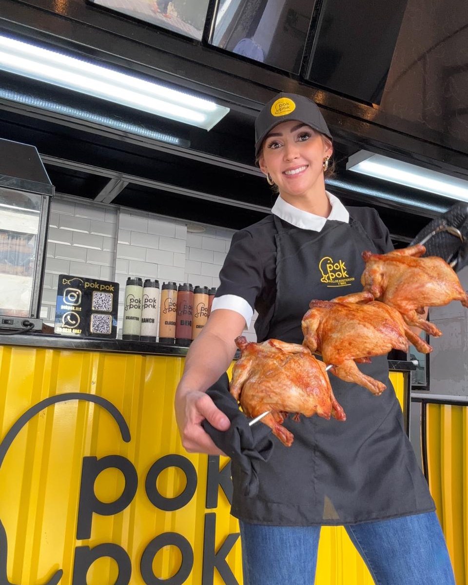Cocina Pok Pok con pollo rostizado recien hecho