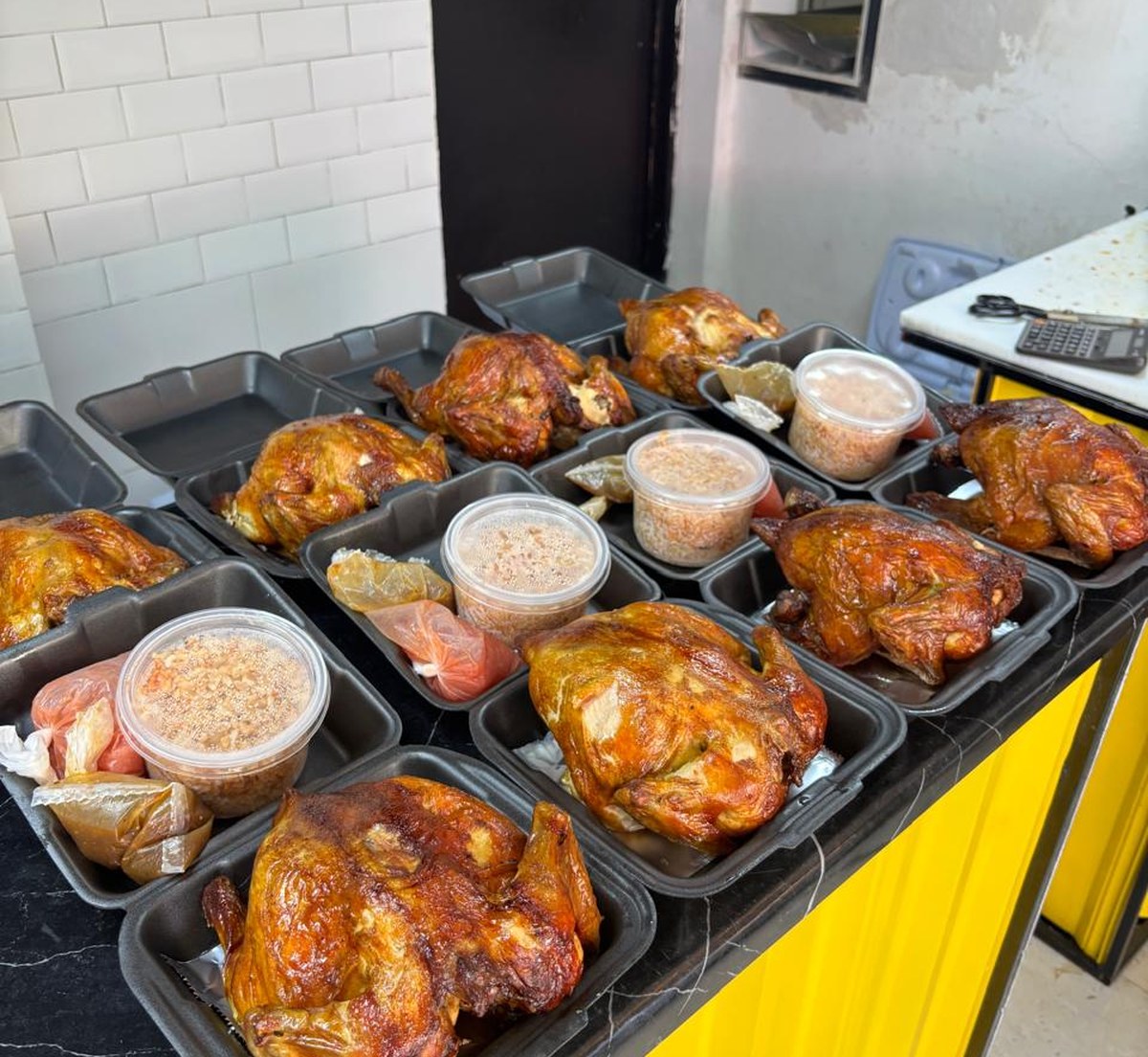 Packs Pok Pok completos con pollo rostizado y complementos
