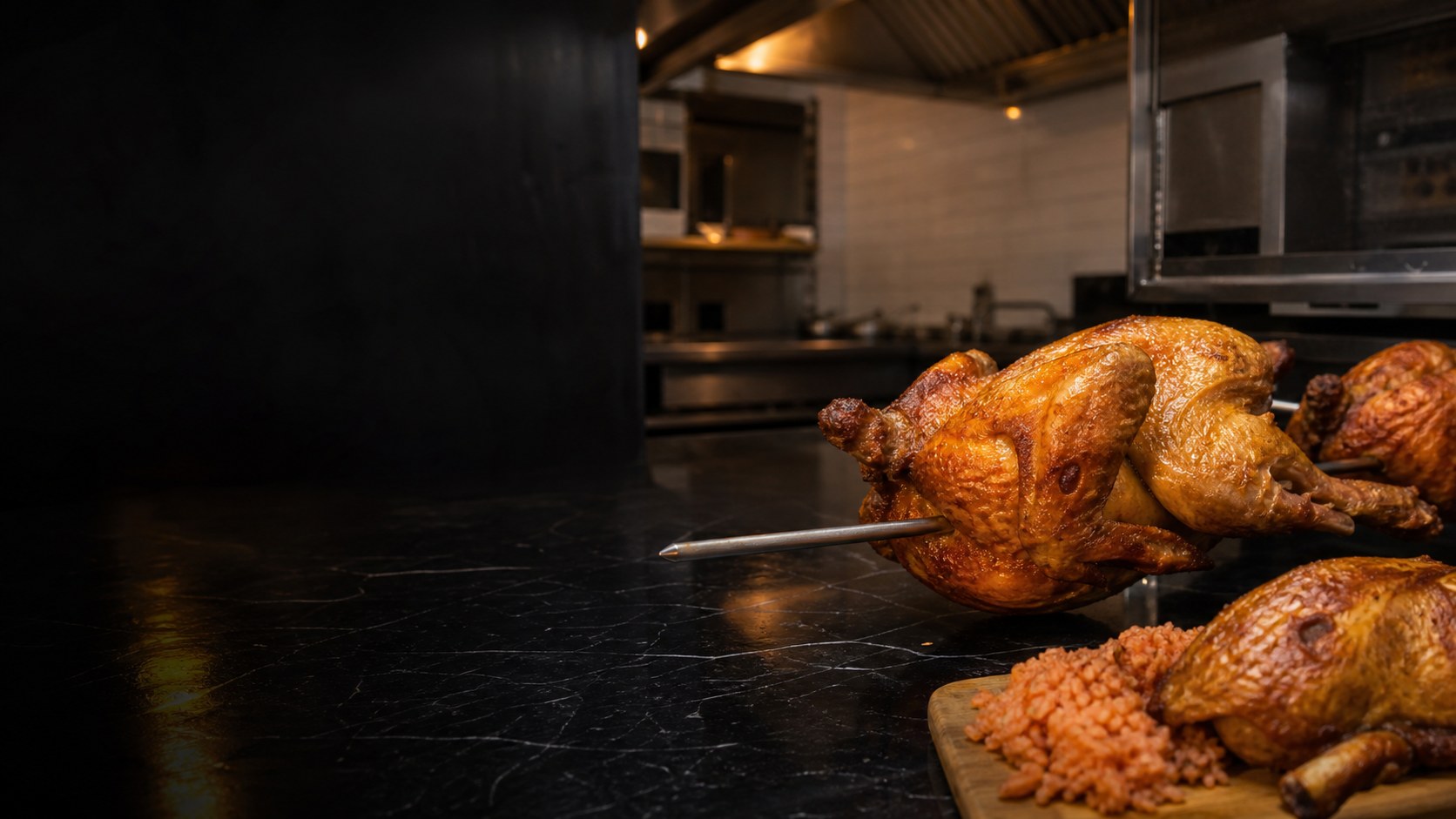 Pollo rostizado Pok Pok en cocina con rosticera electrica